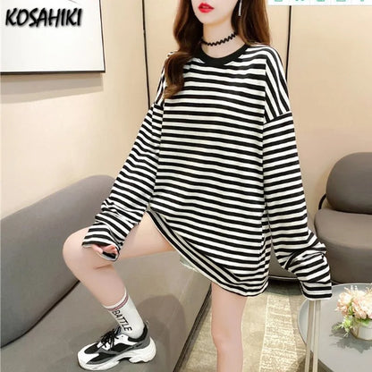 코사히키 여성 루즈핏 스트라이프 긴팔 티셔츠 (KOSAHIKI Women Loose Striped Long Sleeve T-Shirt)